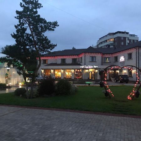 Park Hotel Karagandy Extérieur photo